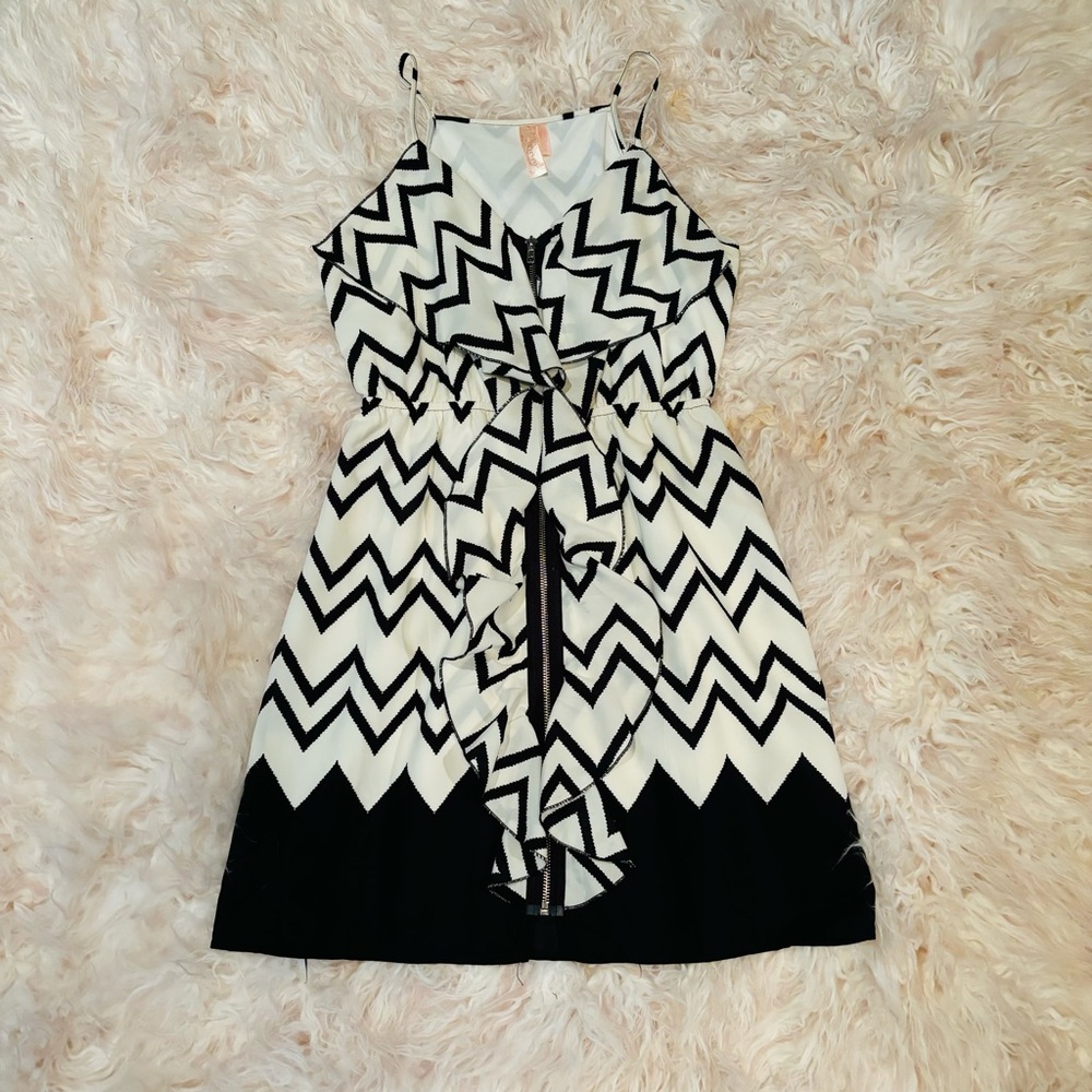 Chevron print dress in S